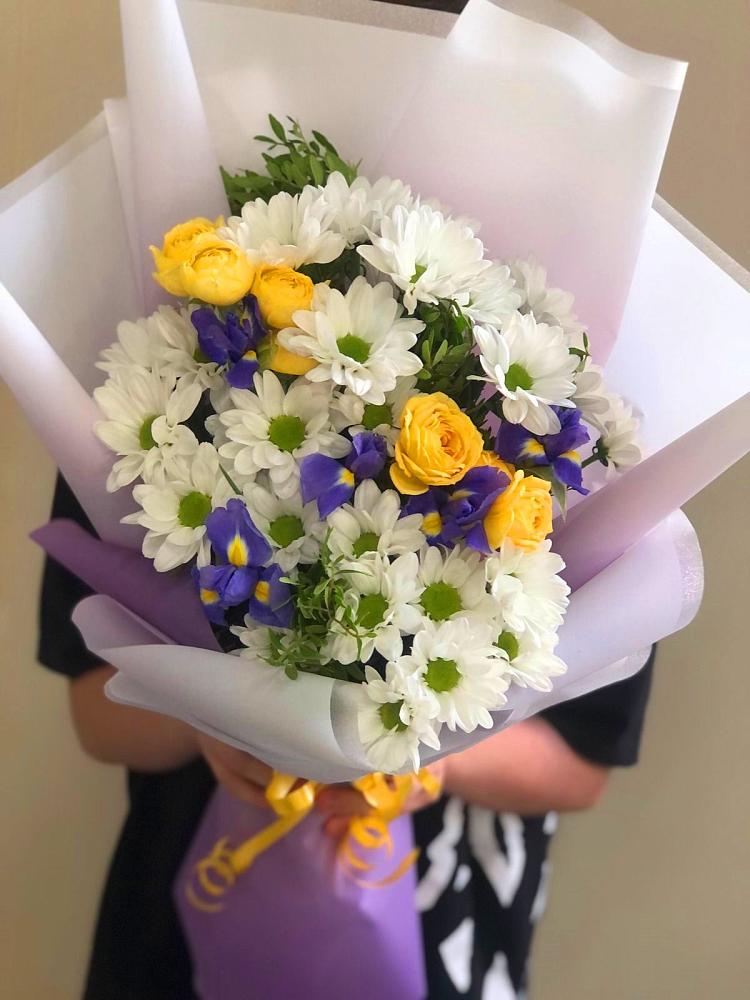 Букет цветов из: Ирисы, Хризантемы и Розы в Инзер