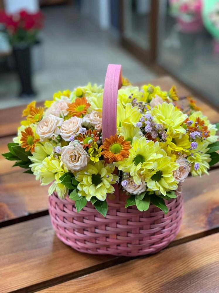 Цветочная композиция из Хризантемы и Розы в корзине в Инзер