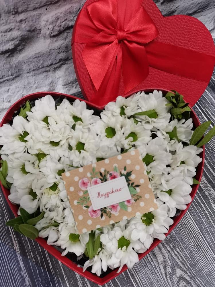 Цветочная композиция из Хризантемы в виде сердца в Инзер